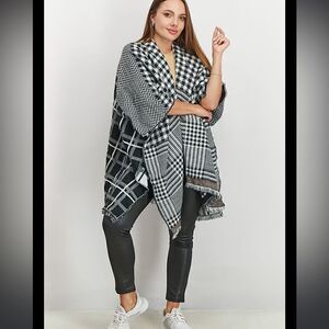 Steve Madden Women Plaid Ruana Wrap shawl houndstooth plaid Black white Combo